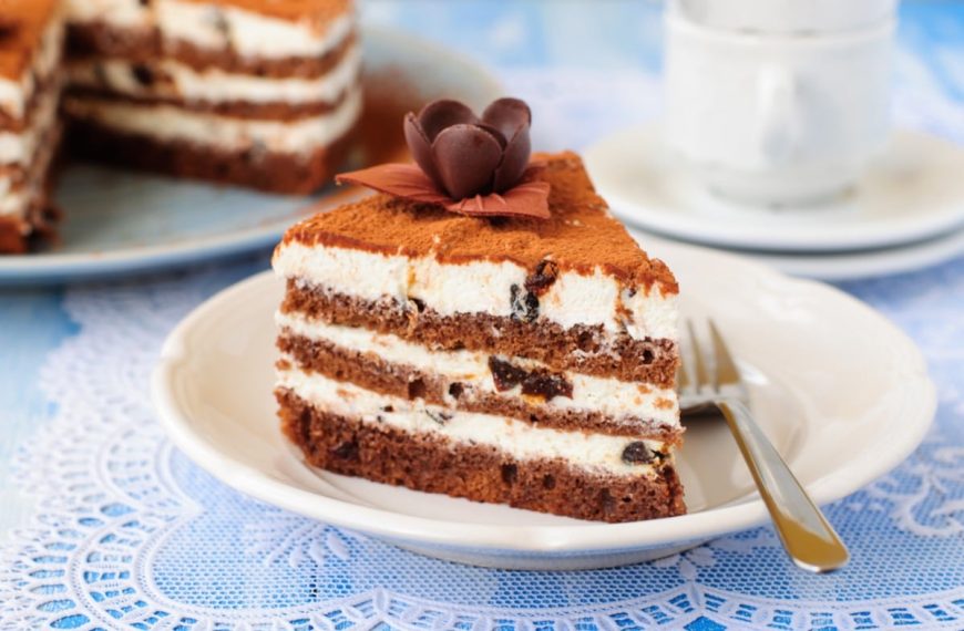 Luftiger Schokokuchen mit Trockenpflaumen