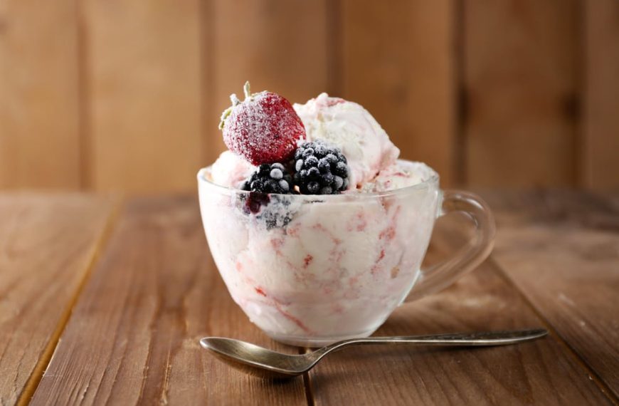 Luftiges veganes Eis mit Kichererbsen, Zitronensaft und Marmelade