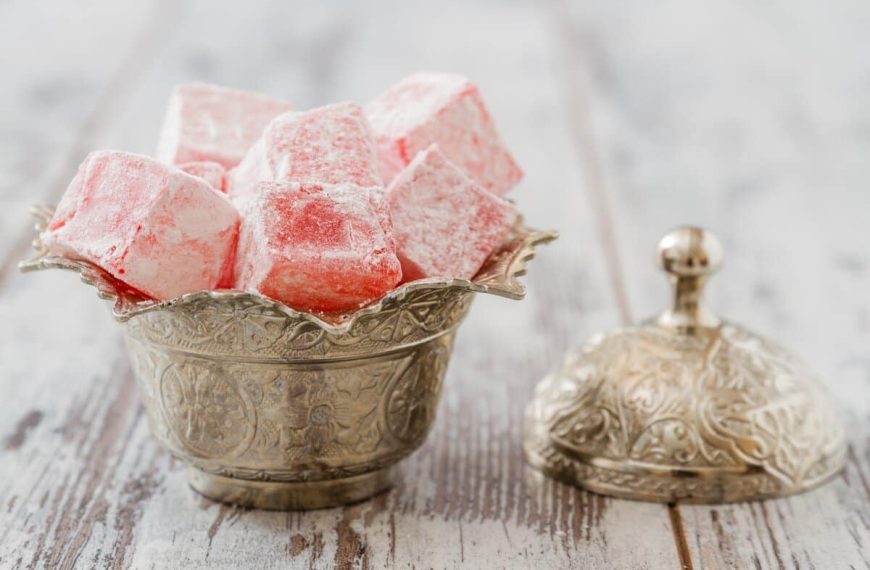 Lukum – Leckere türkische Süßigkeiten mit Fruchtsaft und Zucker