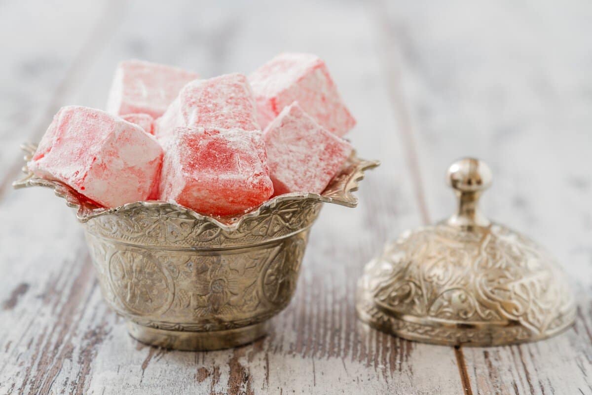 Lukum - Leckere türkische Süßigkeiten mit Fruchtsaft und Zucker