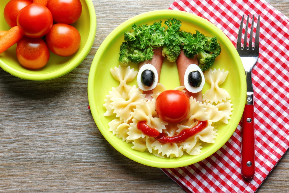 Lustige Kinder Pasta mit Brokkoli und Würstchen