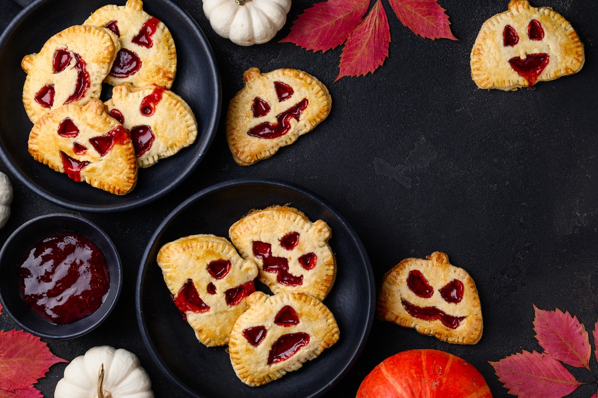 Lustiger Halloween Blätterteig Kürbis Snack mit Marmelade