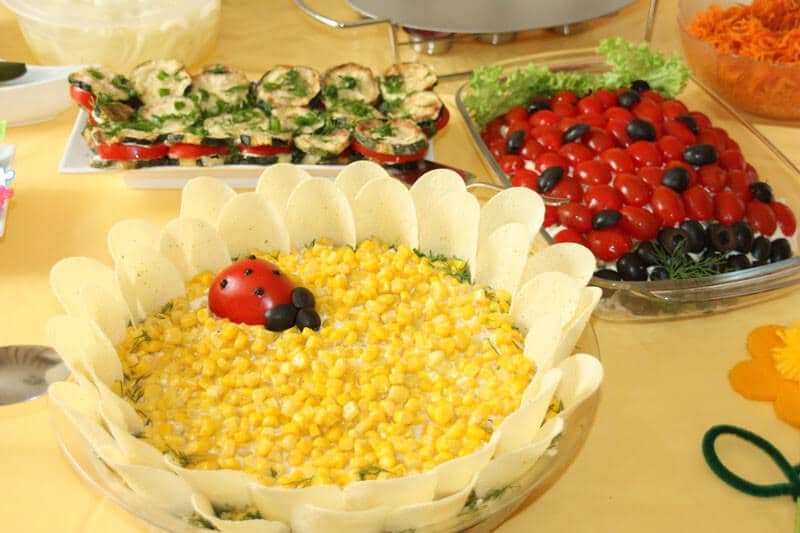 Maissalat Sonnenblume mit Hähnchen, Möhren und Chips