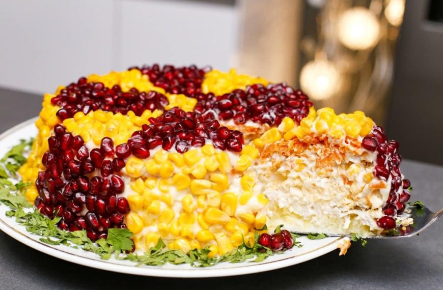 Maissalat mit Hähnchenbrust, Kartoffeln und Granatapfel