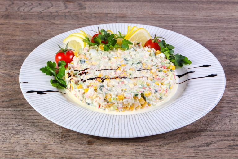 Maissalat mit Krabbenstäbchen, Wurst, Gurken und Eiern