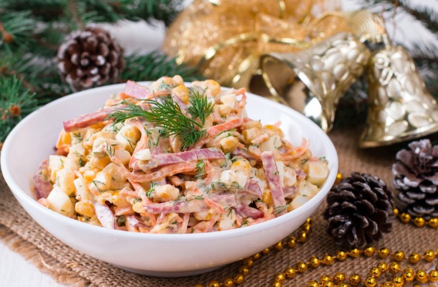 Maissalat mit koreanischen Karotten, Eiern und geräucherter Wurst