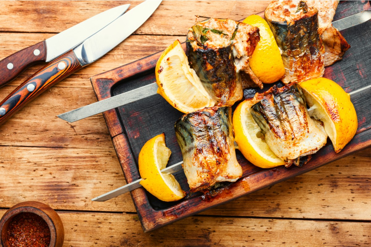 Makrele auf Spießen grillen – Leckeres Fischrezept zum Grillen