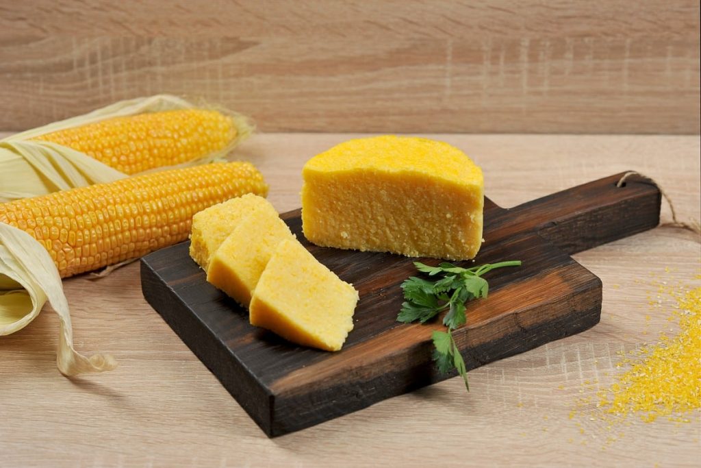 Mamaliga – Maisbrei mit Salz und Öl