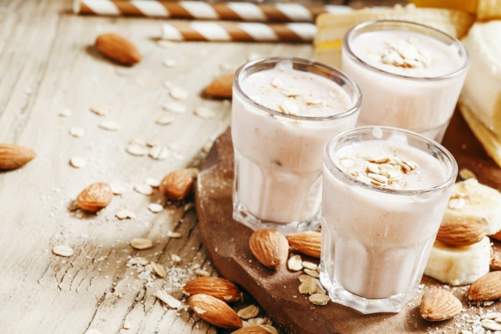 Mandeldrink aus Mandelmilch mit Wasser, Honig und Zimt