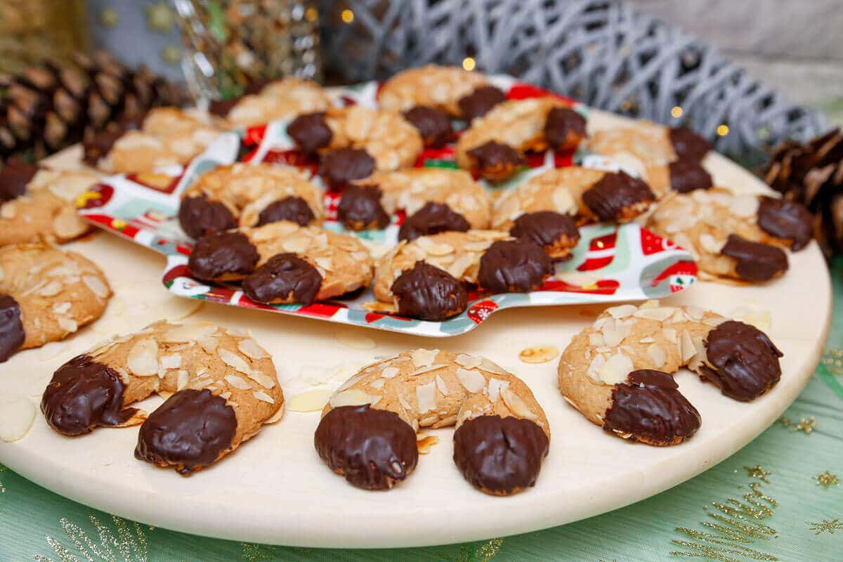 Mandelhörnchen aus Marzipan mit Schokolade