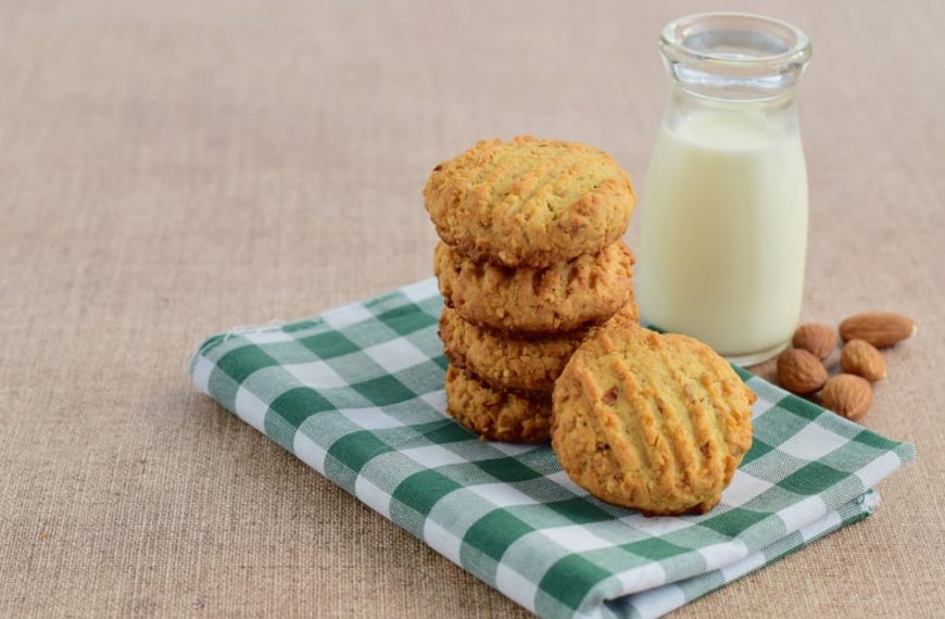 Mandelkekse mit Bananen, Zimt und Honig