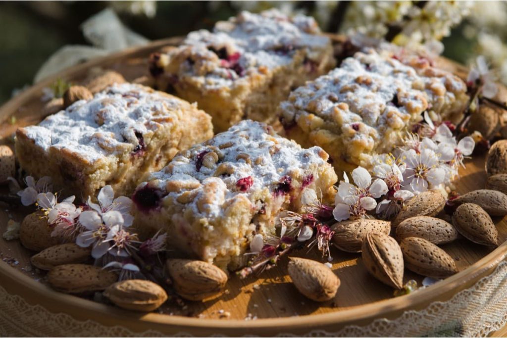 Mandelkuchen mit Kirschen und Streuseln
