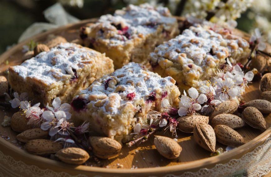 Mandelkuchen mit Kirschen und Streuseln
