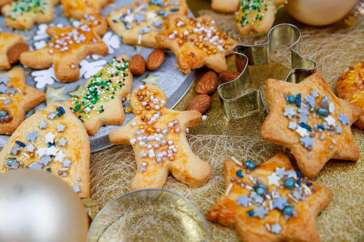 Mandelplätzchen aus gemahlenen Mandeln mit Zuckerstreuseln