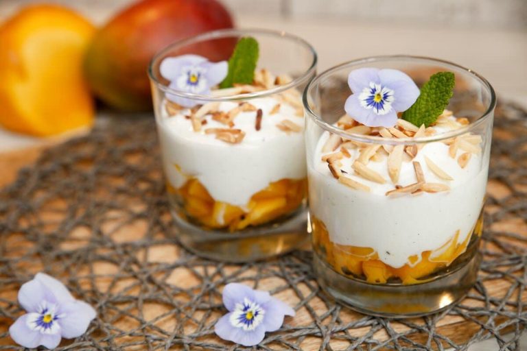 Mango Dessert mit Quark, Joghurt und Mandeln