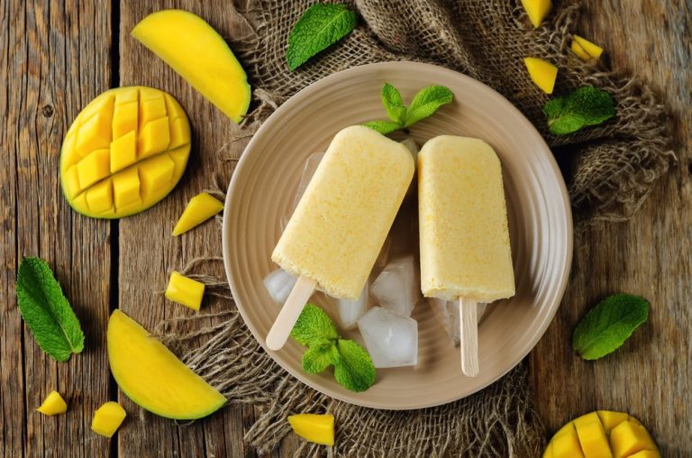 Mango Eis mit Joghurt, Limette, Minze und Honig
