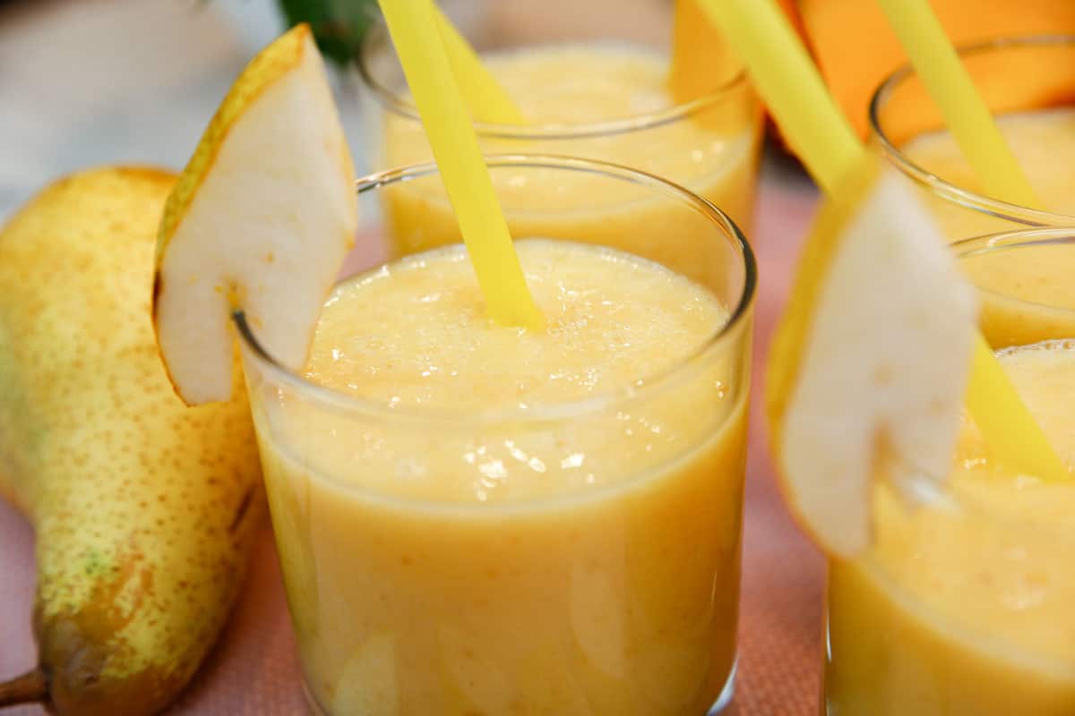 Mango Smoothie mit Birne und Hafermilch