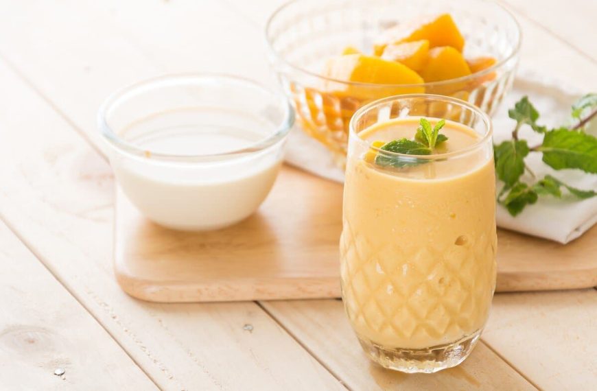 Mango Smoothie mit Eiscreme, Kokosmilch und Honig