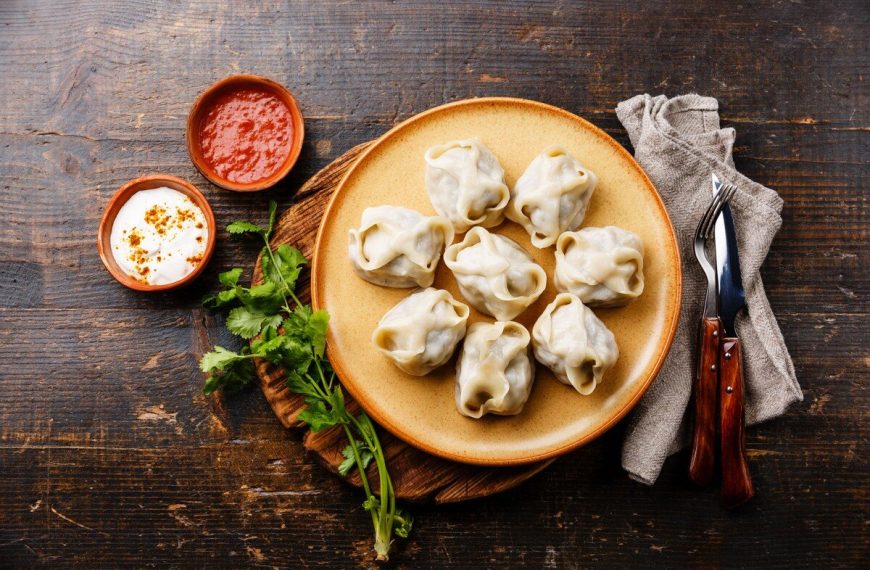 Manti – gedämpfte Teigtaschen mit Lammfleisch nach kasachischer…