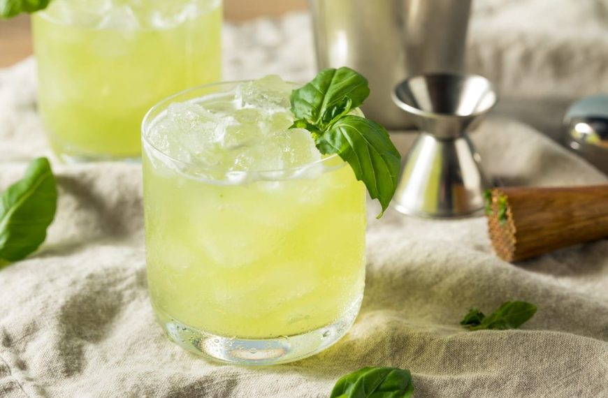 Margarita Cocktail mit Tequila, Basilikum und Limettensaft