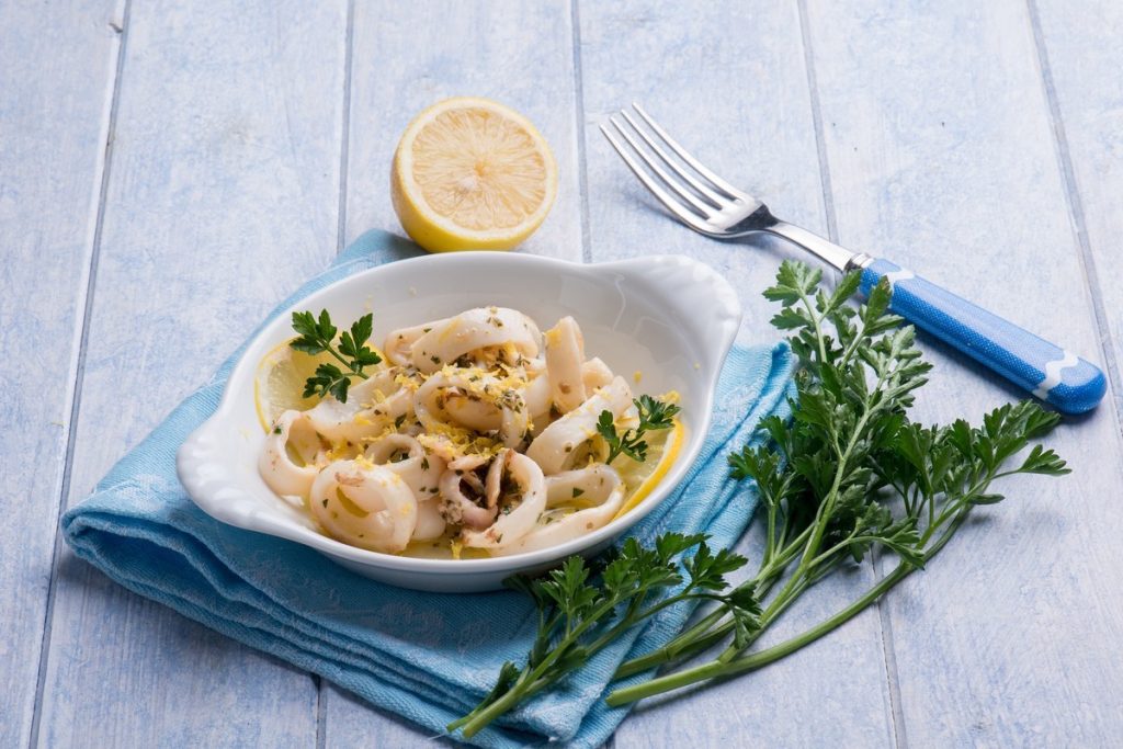 Marinierte Calamari mit Zitronensaft, Knoblauch und Petersilie