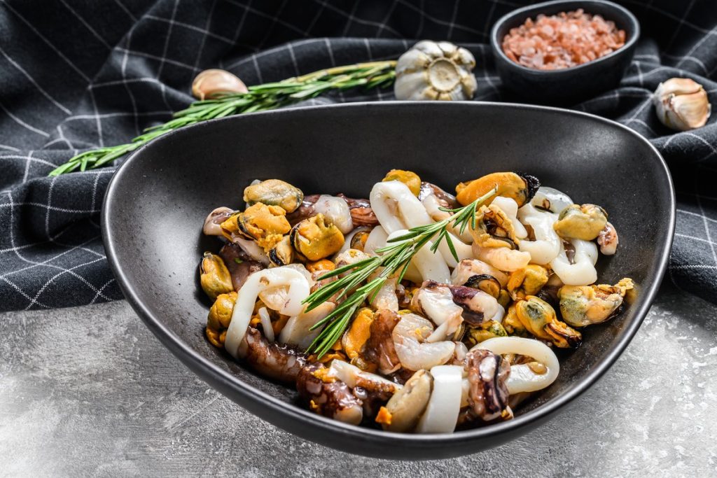 Marinierte Meeresfrüchte mit Zwiebeln