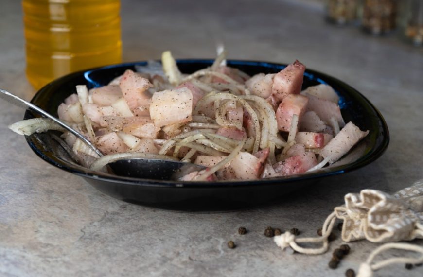 Marinierter Fisch mit Zwiebeln, Essig und Öl
