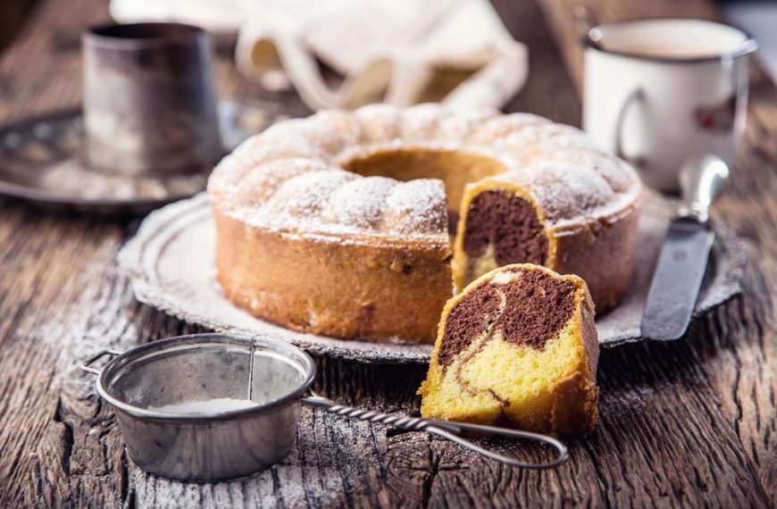 Marmorkuchen aus Milch, Eiern und Kakaopulver im Gugelhupf
