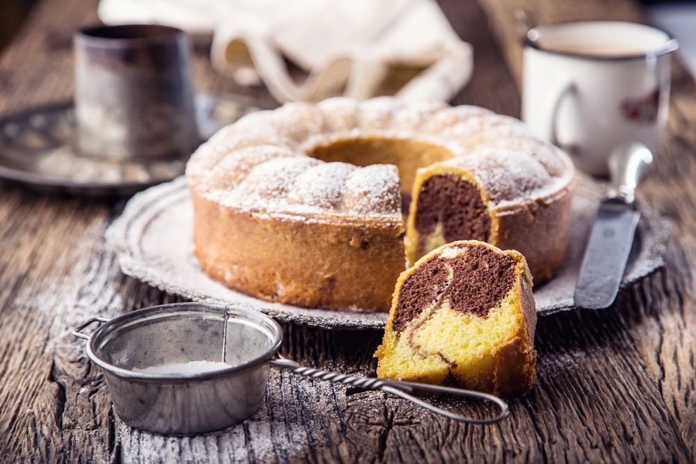 Marmorkuchen aus Milch, Eiern und Kakaopulver im Gugelhupf