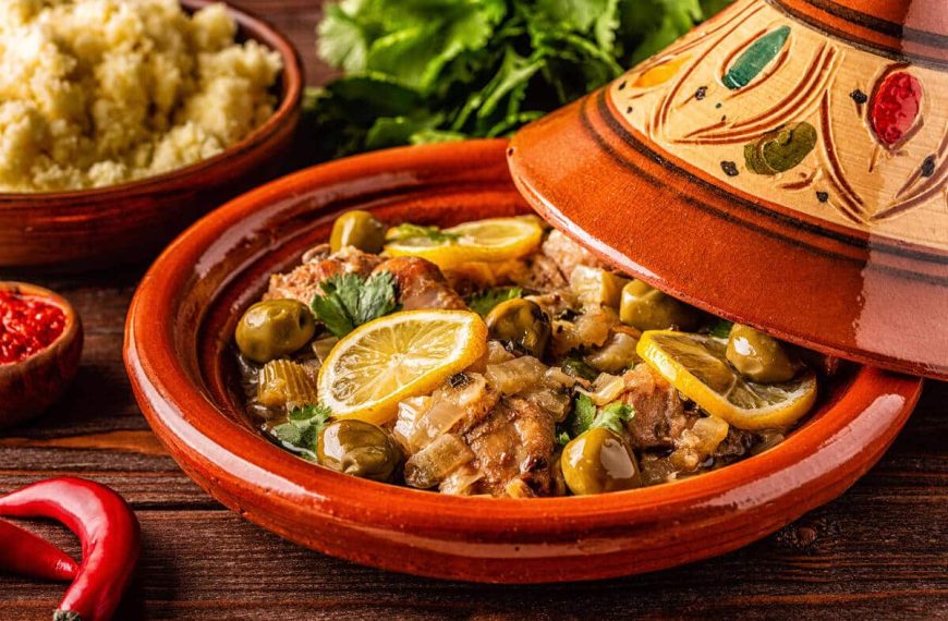 Marokkanische Hähnchen Tajine mit Möhren, Honig und Gewürzen