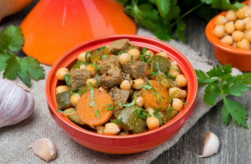 Marokkanischer Rindfleischeintopf mit Zucchini und Kichererbsen