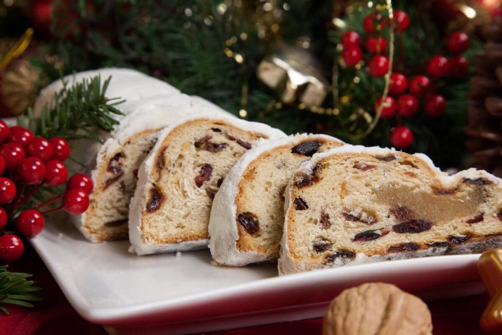 Marzipanstollen mit Rosinen, kandierten Früchten und Nüssen