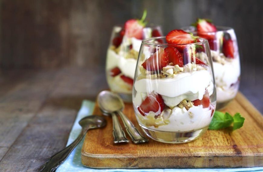 Mascarpone Dessert mit Erdbeeren und Keksen