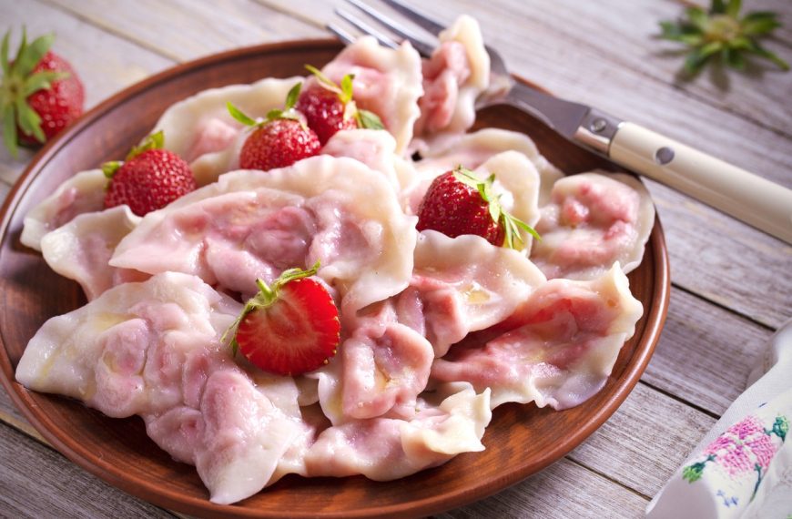 Maultaschen mit Erdbeeren – Russische Teigtaschen Wareniki