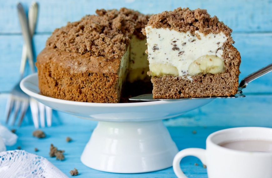 Maulwurfkuchen mit Bananen, Sahne und Schokoladenstreuseln