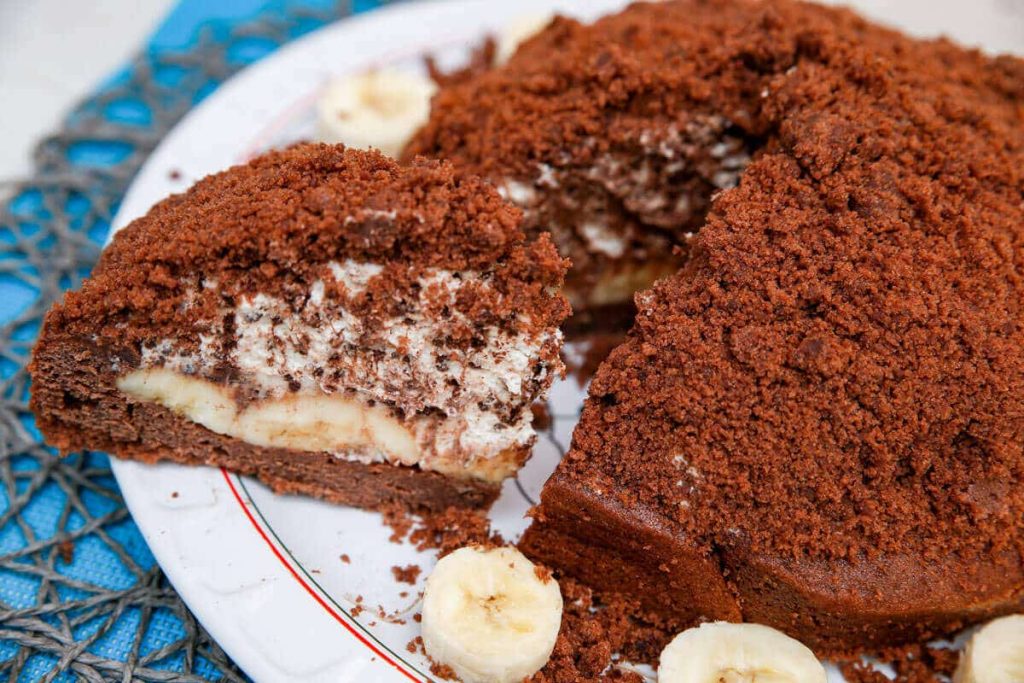 Maulwurftorte mit Sahnecreme, Bananen und Schokostreuseln