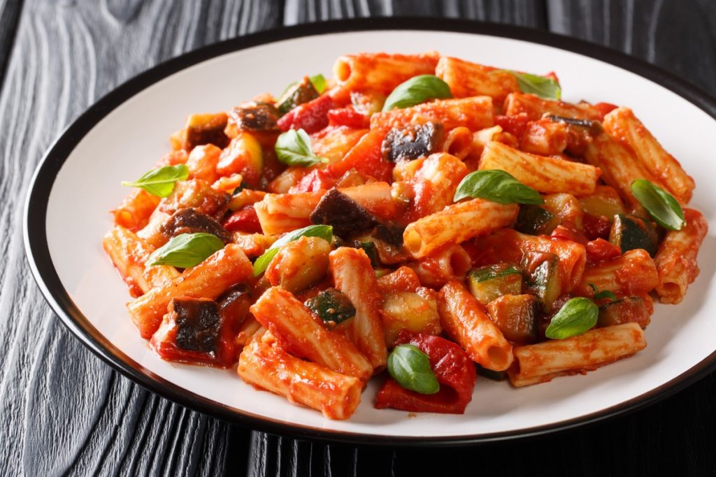 Mediterrane Pasta mit Auberginen