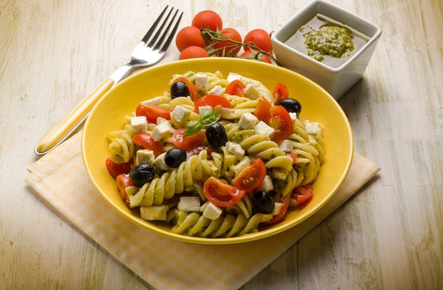 Mediterraner Nudelsalat mit Tomaten, Kapern, Oliven und Mozzarella