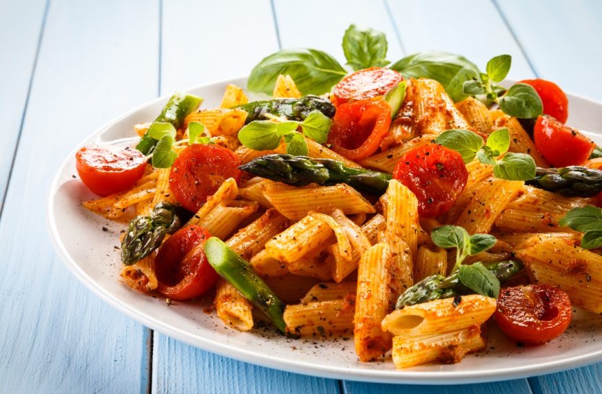 Mediterraner Nudelsalat mit Tomaten und grünem Spargel