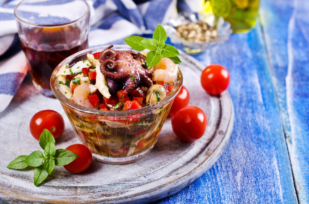 Meeresfrüchte Salat mit Tomaten