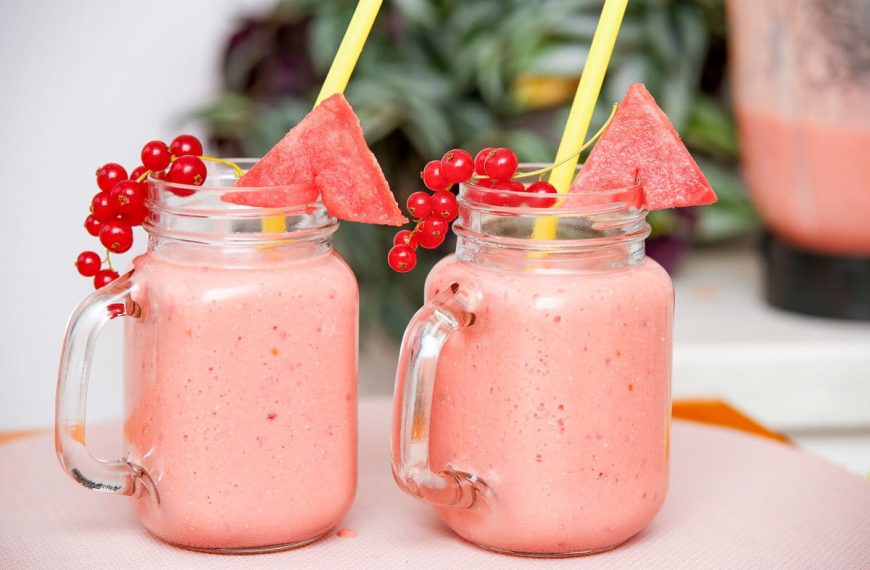 Melonen Smoothie mit Kokosnussmilch, Beeren und Banane