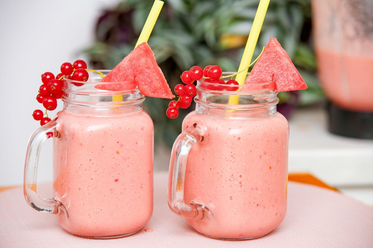 Melonen Smoothie mit Kokosnussmilch, Beeren und Banane