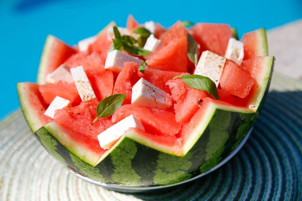 Melonensalat mit Feta und Basilikum – Sommersalat zum Grillen