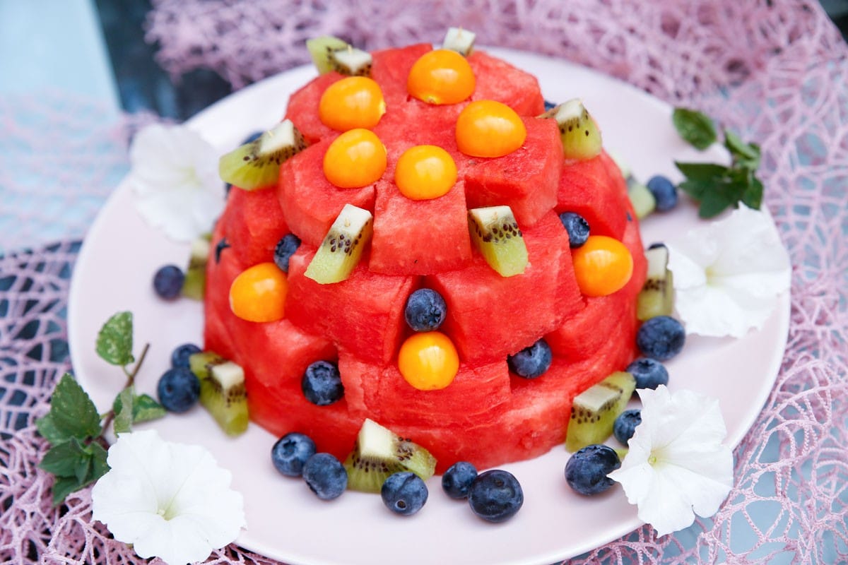 Melonentorte mit Früchten zum Kindergeburtstag