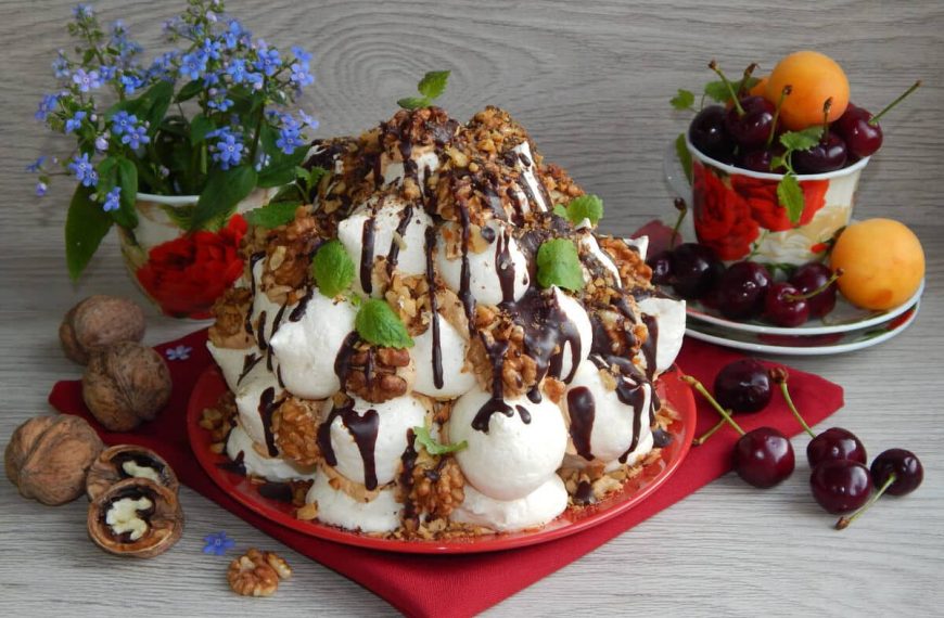 Meringue Dessert aus Baiser mit Buttercreme, Nüssen und Schokolade