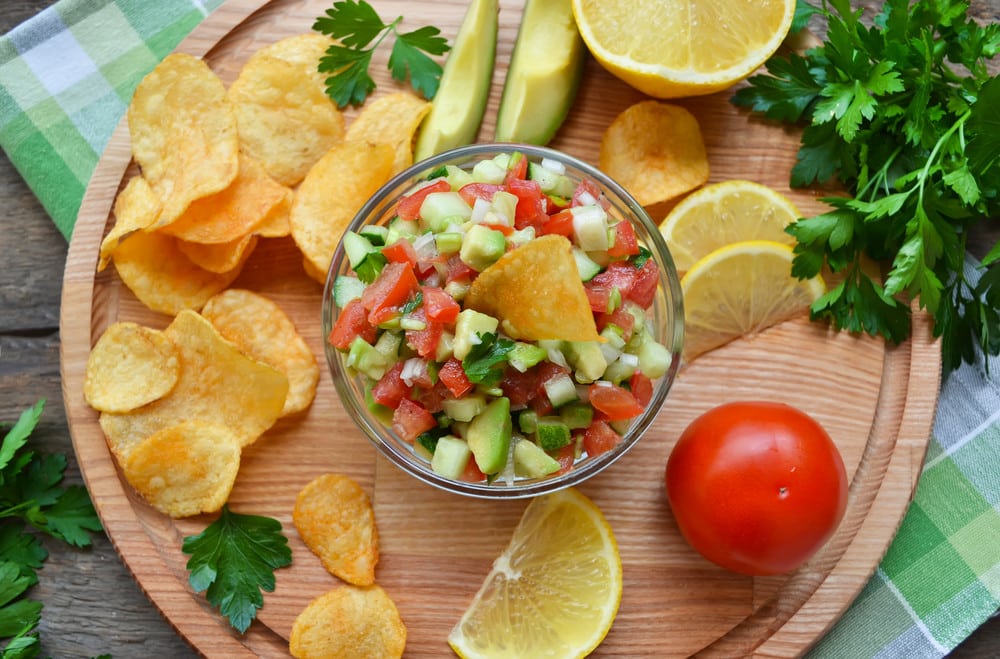 Mexikanische Tomaten-Salsa Sauce mit Avocado