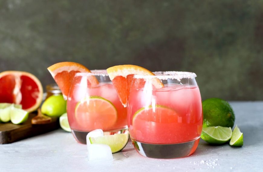 Mexikanischer Paloma Cocktail mit Grapefruit und Limetten