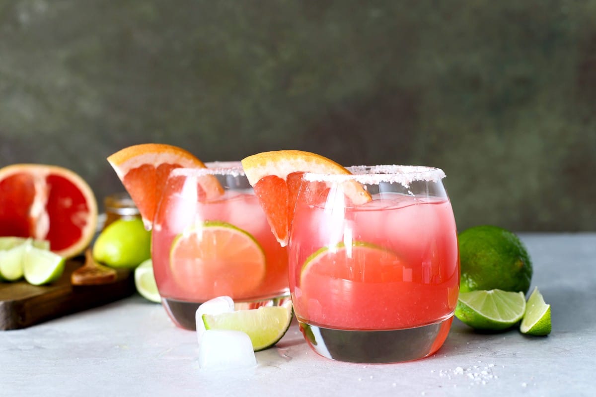 Mexikanischer Paloma Cocktail mit Grapefruit und Limetten