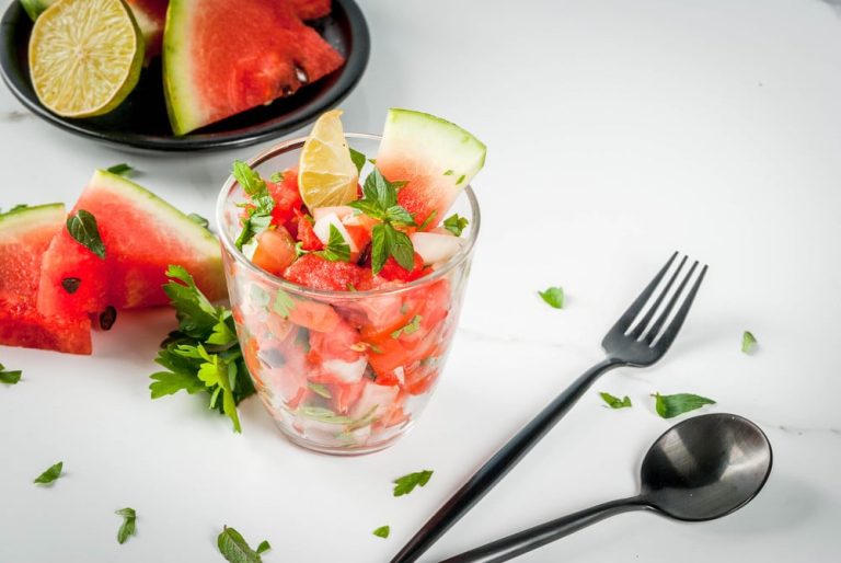 Mexikanischer Tortilla Schichtsalat mit Fleisch und Gemüse