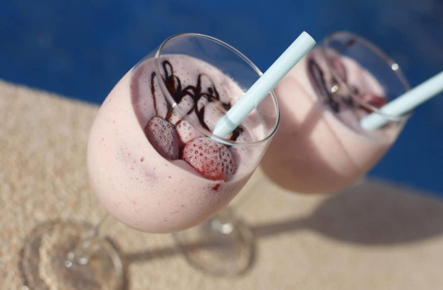 Milchshake mit Erdbeeren, Joghurt und Schokoladensoße